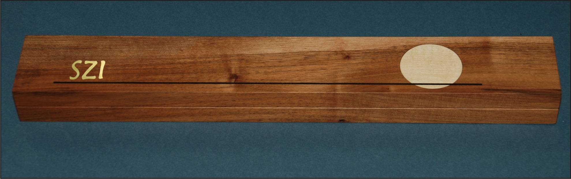 Worldmix ACER PT 15 IOM MON - karmesteri pálcatok mahagóniból, dekoratív faberakással és monogrammal